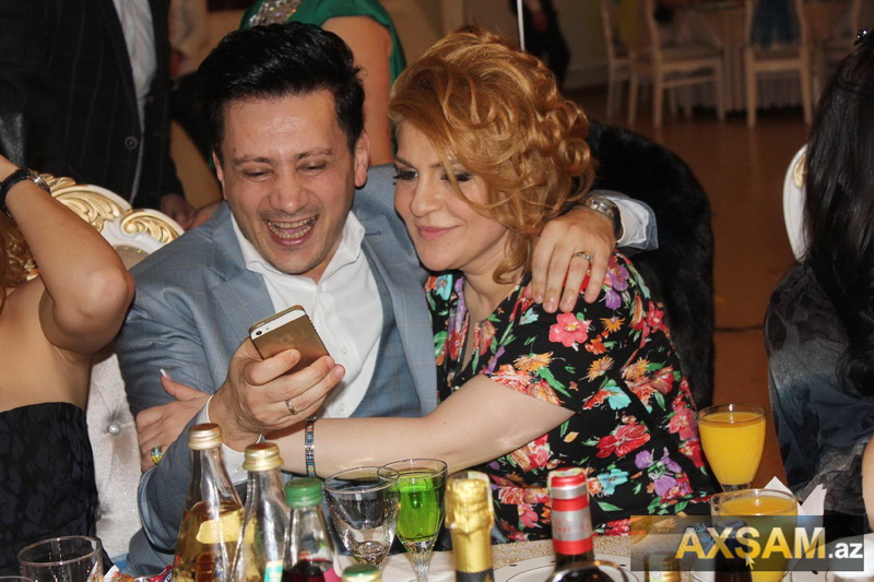 Azərbaycanlı müğənni aparıcı ilə ağız-ağıza - FOTO