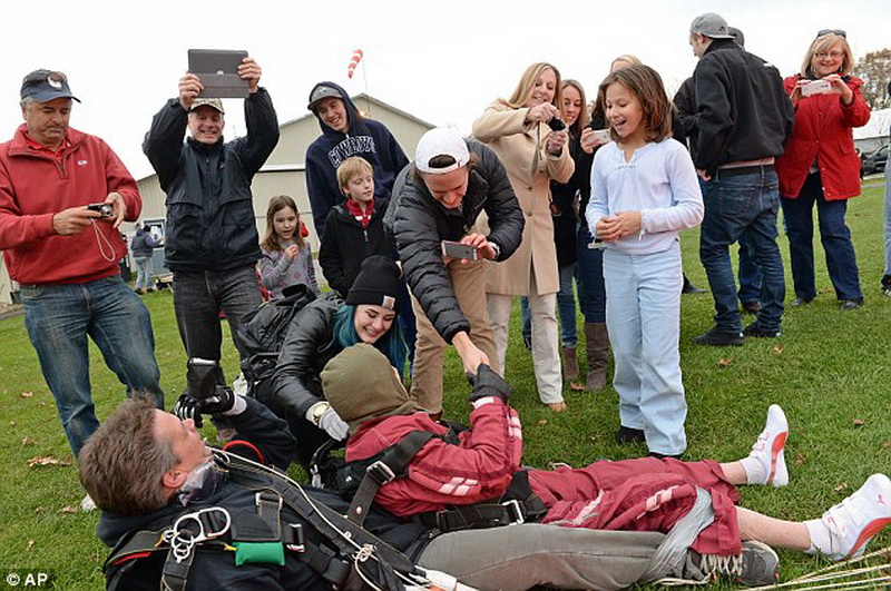 100-летняя бабушка отметила юбилей прыжком с парашютом - ФОТО