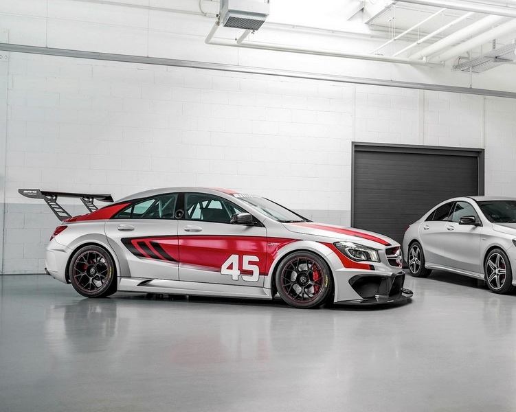 Самый маленький седан Mercedes превратили в гоночный болид - ФОТО