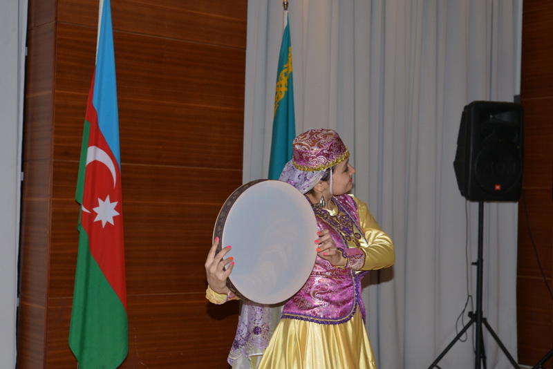 Aktauda Ulu Öndər Heydər Əliyevə həsr olunmuş şeirlər kitabı təqdim olunub – FOTO