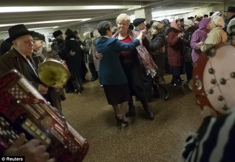 Дискотека 60+: Как находят свою любовь пенсионеры - ФОТОСЕССИЯ