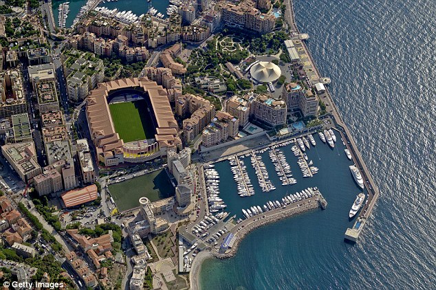 Жена миллиардера судится с мужем за дорогие особняки - ФОТО