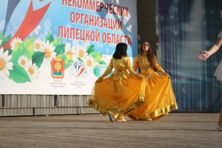 Участники АМОР покорили Липецк азербайджанским танцем - ФОТО