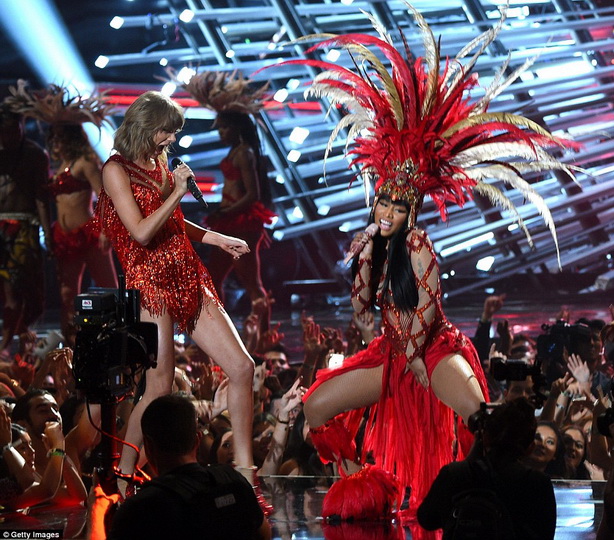 Тейлор Свифт и Никки Минаж устроили грандиозное открытие MTV VMA - ФОТО
