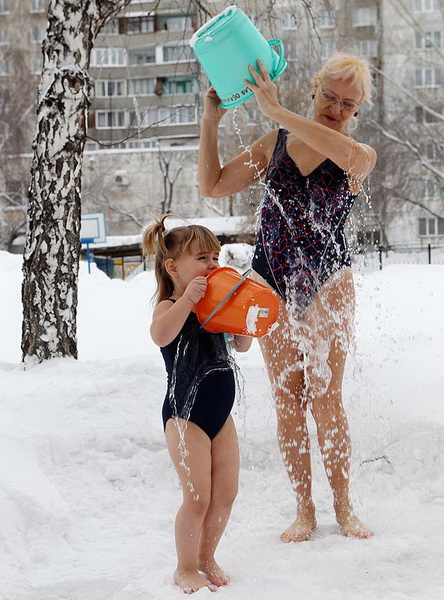 В России 3-летних детей обливают ледяной водой при минус 30 градусах - ФОТО