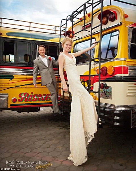 Вечные молодожены: эта пара сыграла свадьбу 52 раза - ФОТО