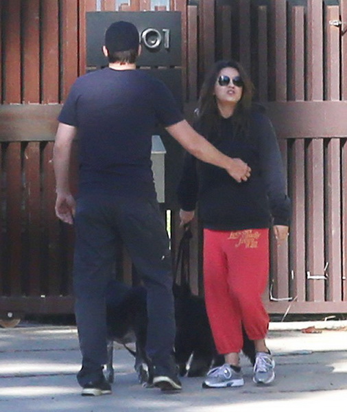 Папарацци довели беременную Милу Кунис до истерики - ФОТО