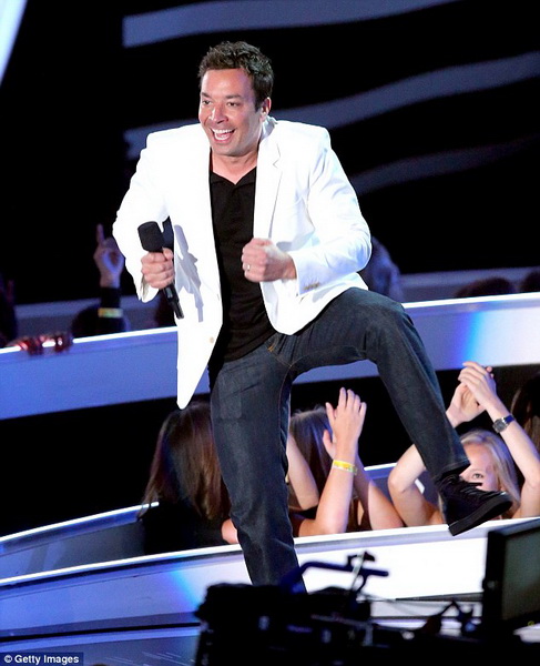 Конфузы, яркие шоу и победители церемонии MTV - ФОТО