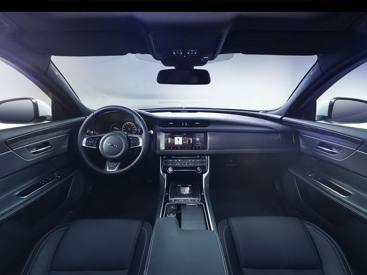 Создатели нового Jaguar XF пожадничали с мощностью - ФОТО