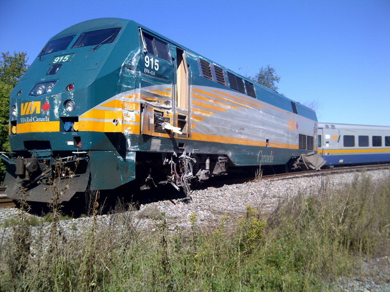 В Канаде двухэтажный автобус протаранил пассажирский поезд - ОБНОВЛЕНО - ФОТО - ВИДЕО