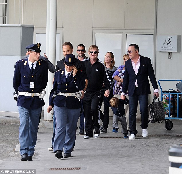 Элтон Джон провел незабываемый отдых с семьей - ФОТО