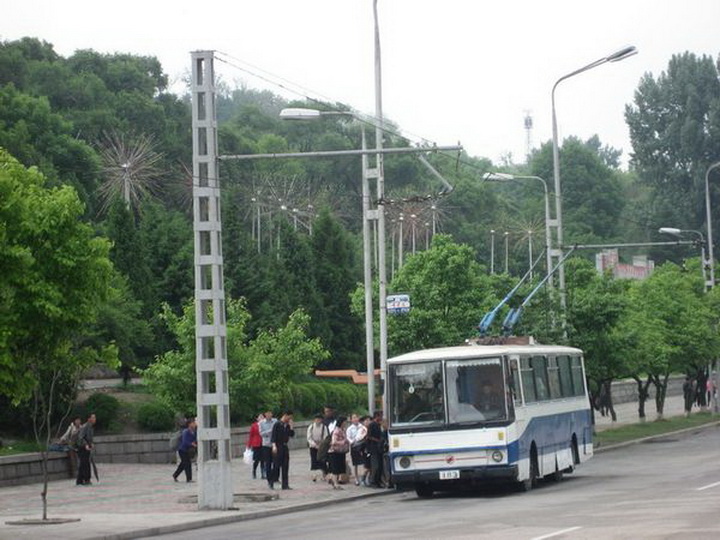 Bu ölkədə yol hərəkətini qadınlar tənzimləyir - FOTO
