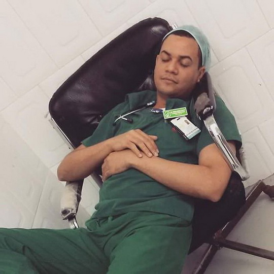 Врачи показали, насколько изнурительна их работа - ФОТОСЕССИЯ