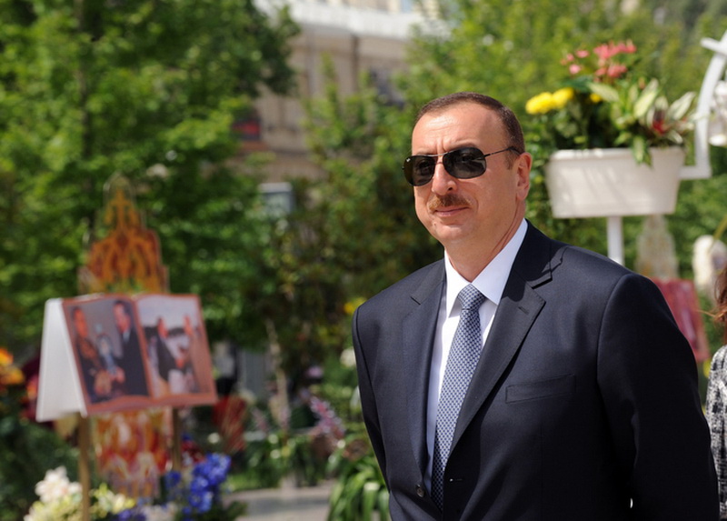 Президент Ильхам Алиев и его супруга Мехрибан Алиева приняли участие в Празднике цветов в Баку - ОБНОВЛЕНО - ФОТО