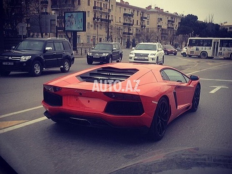 "Lamborghini" разъезжает по улицам Баку без номерных знаков - ФОТО