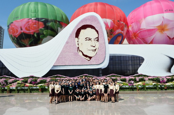 Президент Ильхам Алиев и его супруга Мехрибан Алиева приняли участие в Празднике цветов в Баку - ОБНОВЛЕНО - ФОТО - ВИДЕО