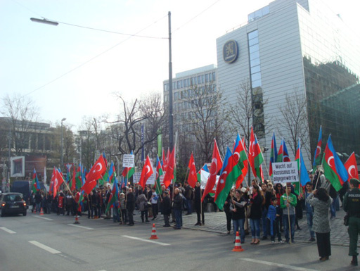 Азербайджанцы, проживающие в Германии, провели акцию протеста против расовой дискриминации - ОБНОВЛЕНО - ФОТО