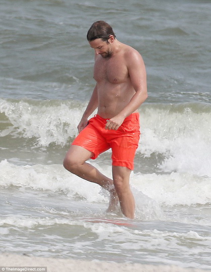 Ирина Шейк и Брэдли Купер отдались чувствам на пляже - ФОТО