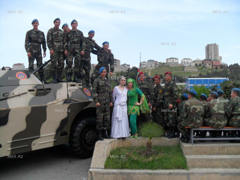 Азербайджанская танцовщица выступила перед военнослужащими - ФОТО