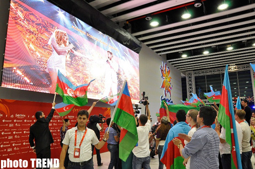 Азербайджанские танцы в пресс-центре Baku Crystal Hall - открытие "Евровидения 2012" - ФОТО