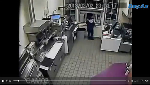 Кассирша выплеснула грабителю в лицо горячий кофе - ВИДЕО