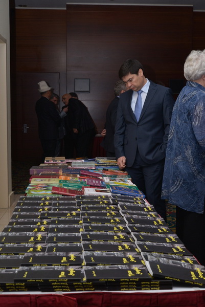 Aktauda Ulu Öndər Heydər Əliyevə həsr olunmuş şeirlər kitabı təqdim olunub – FOTO