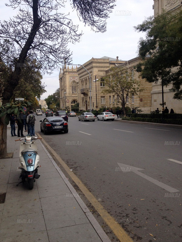 В центре Баку владелец "Bentley" грубо нарушает ПДД - ФОТО