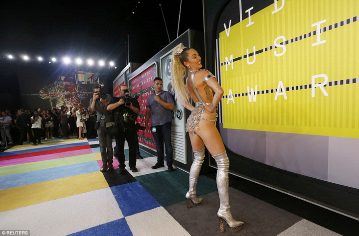 Майли Сайрус пришла на церемонию MTV абсолютно голой - ФОТО