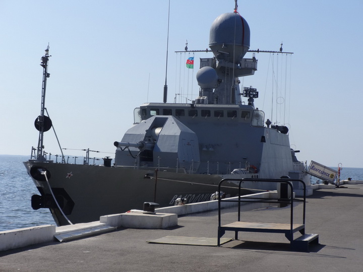 Российские военные корабли у причала Морского вокзала Баку - ФОТО