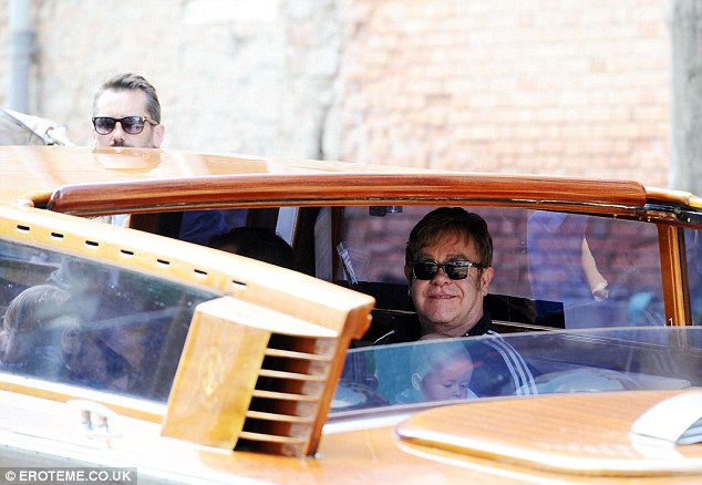 Элтон Джон провел незабываемый отдых с семьей - ФОТО