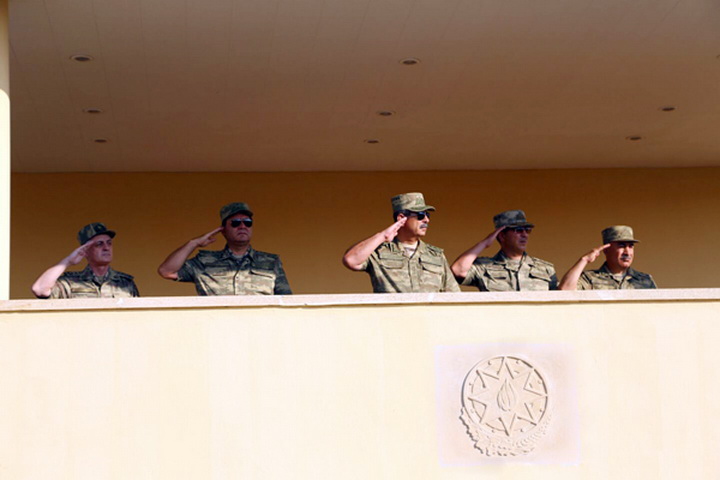 Министр обороны призвал быть готовыми к боям - ФОТО