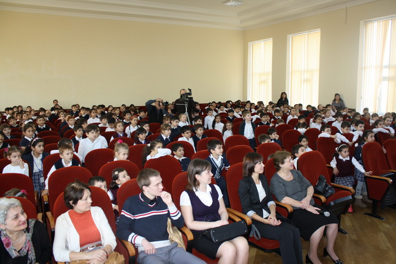 Бакинские первоклашки сыграли героев стихов Чуковского - ФОТО