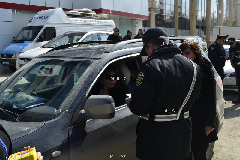 Дорожная полиция Баку заменила штрафы цветами – ФОТО