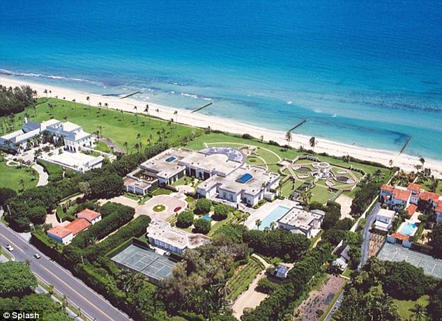 Жена миллиардера судится с мужем за дорогие особняки - ФОТО