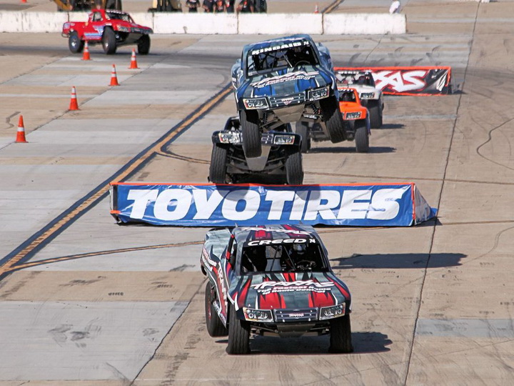 Американцы придумали гонки на прыгающих пикапах - ФОТО