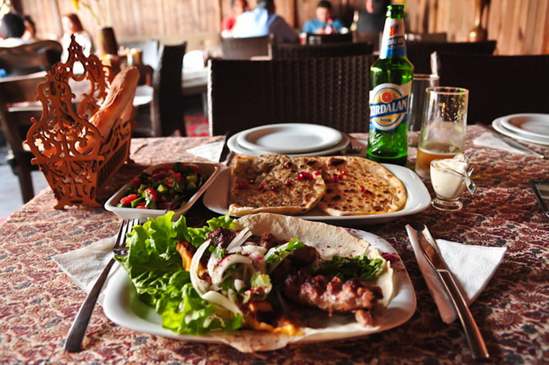 Прогулка российского блогера по Баку - ФОТО