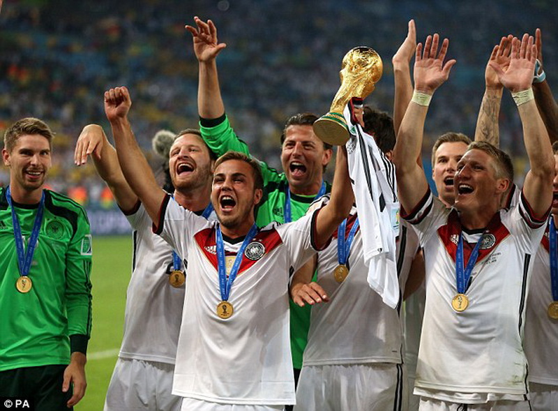 Немецкого футболиста Марио Гетце поймали на отдыхе с любимой - ФОТО