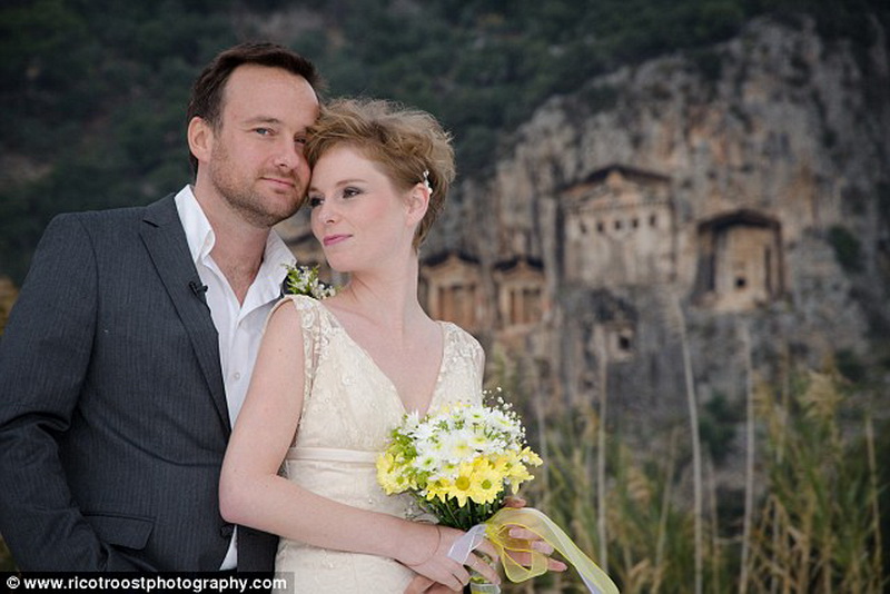 Вечные молодожены: эта пара сыграла свадьбу 52 раза - ФОТО