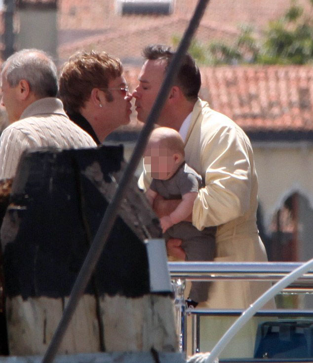 Элтон Джон провел незабываемый отдых с семьей - ФОТО