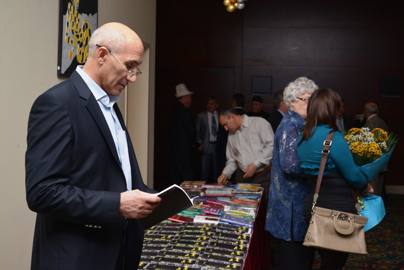 Aktauda Ulu Öndər Heydər Əliyevə həsr olunmuş şeirlər kitabı təqdim olunub – FOTO