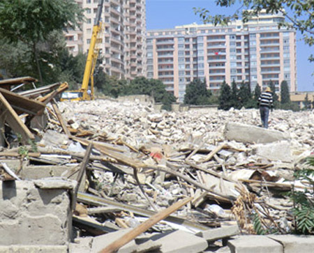 Bakı Dövlət Universitetinin yataqxanaları sökülür - FOTO
