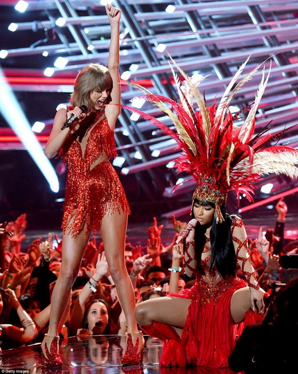 Тейлор Свифт и Никки Минаж устроили грандиозное открытие MTV VMA - ФОТО
