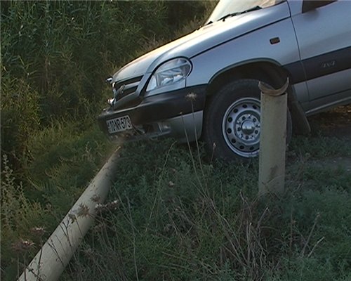 В Ширване Chevrolet Niva протаранил газопровод - ФОТО