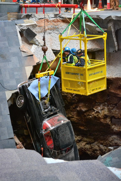 Как музейные “Шевроле” провалились под пол - ФОТОСЕССИЯ