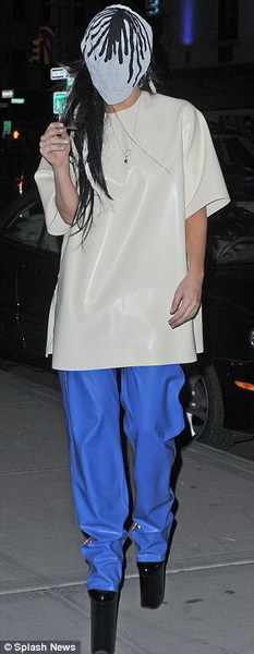 Словно ежик в тумане: Леди Гага вновь удивляет своим видом - ФОТО