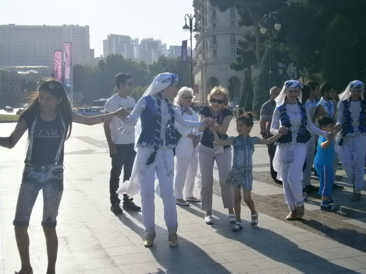 "Яллы" в центре Баку: гости Евроигр пустились в пляс - ФОТО