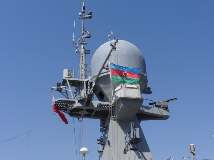 Российские военные корабли у причала Морского вокзала Баку - ФОТО