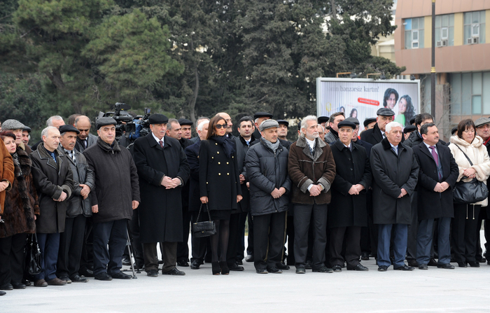 Президент Ильхам Алиев и его супруга Мехрибан Алиева приняли участие в открытии в Баку памятника Кероглу - ОБНОВЛЕНО - ФОТО