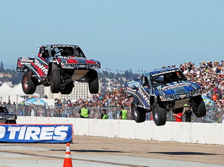 Американцы придумали гонки на прыгающих пикапах - ФОТО