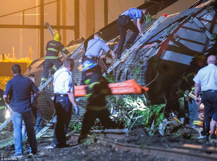 Американцы пережили ужас при крушении поезда - ОБНОВЛЕНО - ФОТО